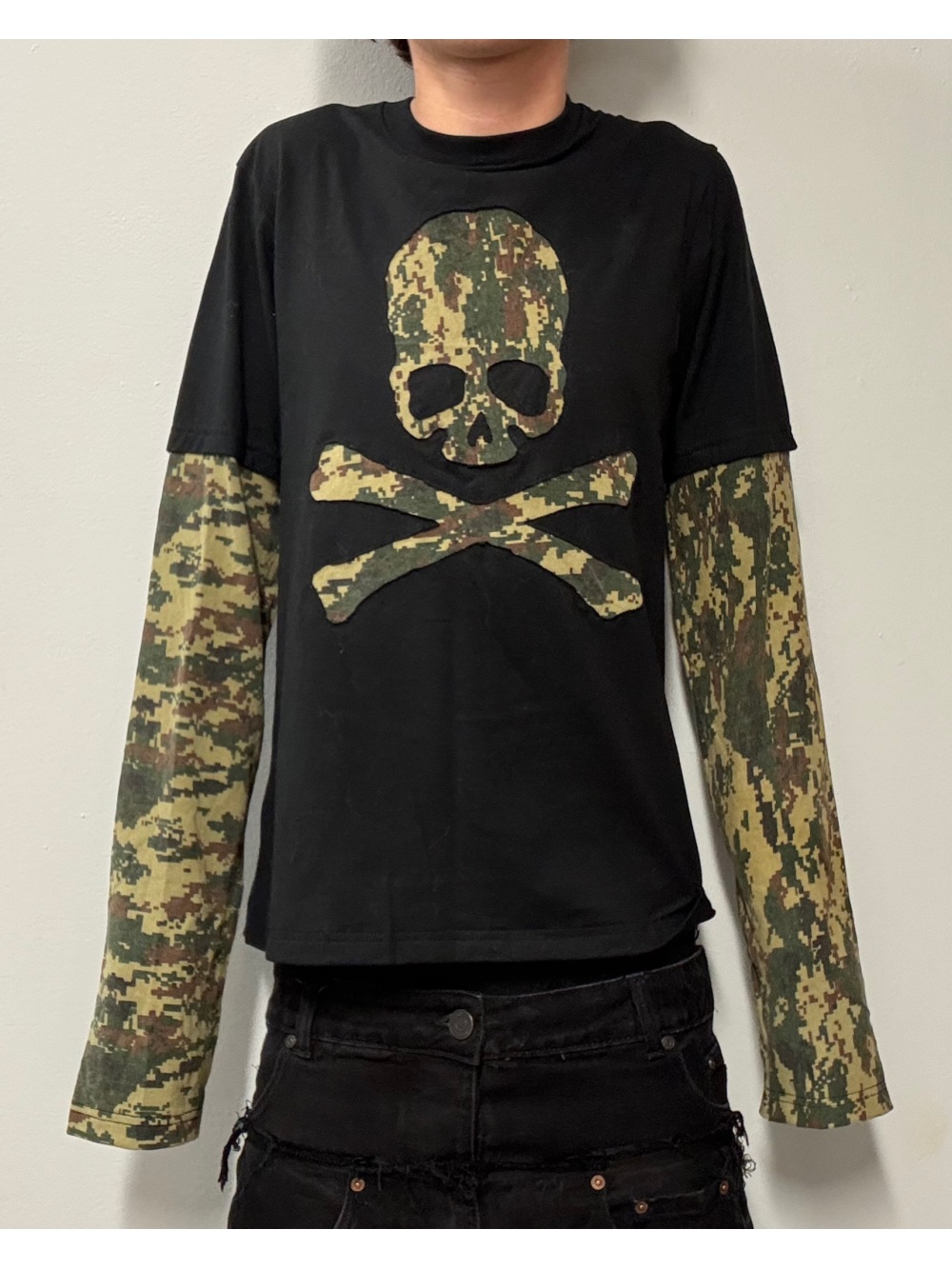 Mens Fashion Trends 2026 - เสื้อแขนยาวลายพรางสไตล์อเมริกันเรโทรปี 2026 แบบสองชิ้นต่อผ้า ดีไซน์โครงกระดูก แนวพังก์ สตรีทแฟชั่น